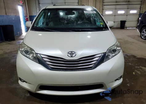 2015 Toyota Sienna Xle z USA, uszkodzony, nr VIN 5TDYK3DC3FS591434